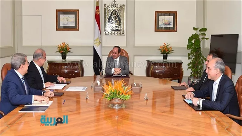 السيسي يجتمع بشريف إسماعيل ومحافظ البنك المركزي ووزير المالية