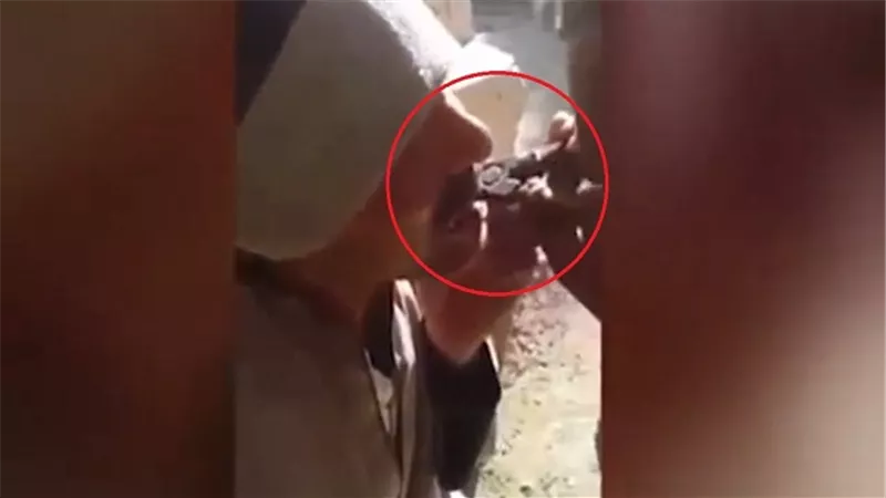 كوميديا بالفيديو.. صعيدي يخلع ضرس صديقه بالكماشة في الشارع