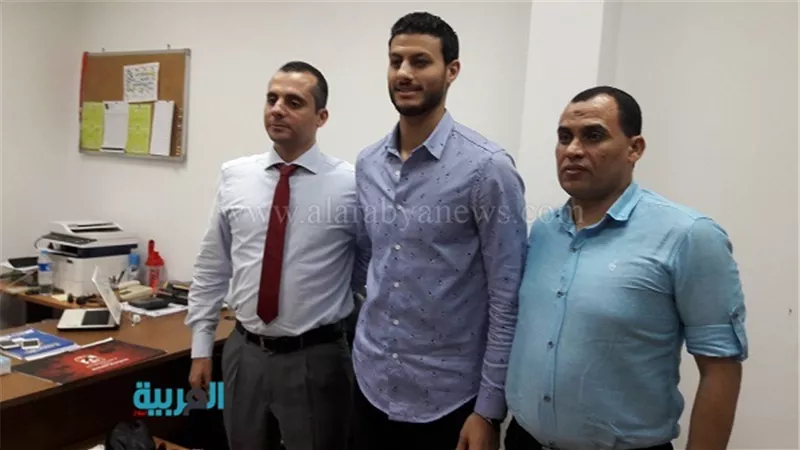 بالصور.. الشناوي يوقع على عقود انضمامه لصفوف الأهلي