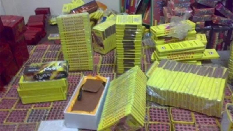 ضبط 450 علب صواريخ بشارع المعز والأزهر خلال العيد