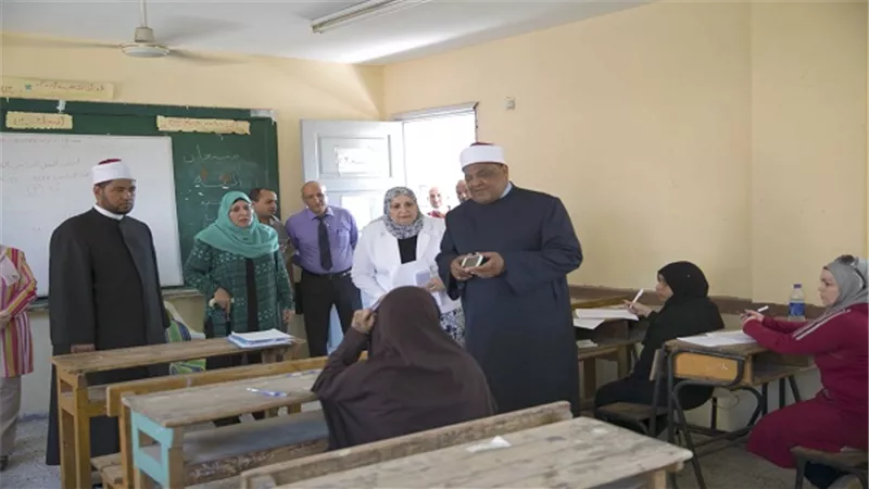 وكيل الأزهر: عقاب فوري لمن يحمل الهاتف داخل اللجان 