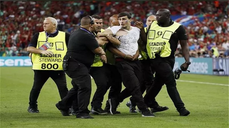 بالصور.. اقتحام مشجع ملعب مباراة فرنسا والبرتغال في يورو 2016