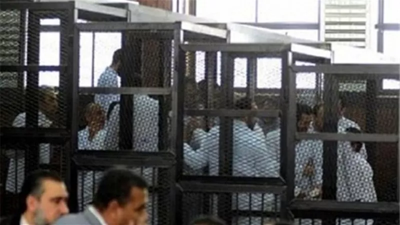  المتهمون في أحداث بولاق أبوالعلا يؤدون صلاة الظهر بالقفص الزجاجي