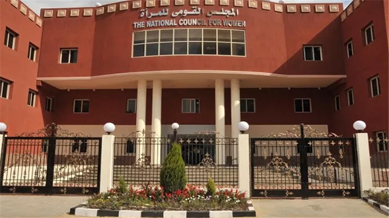 فتيات يرفعن شعار 