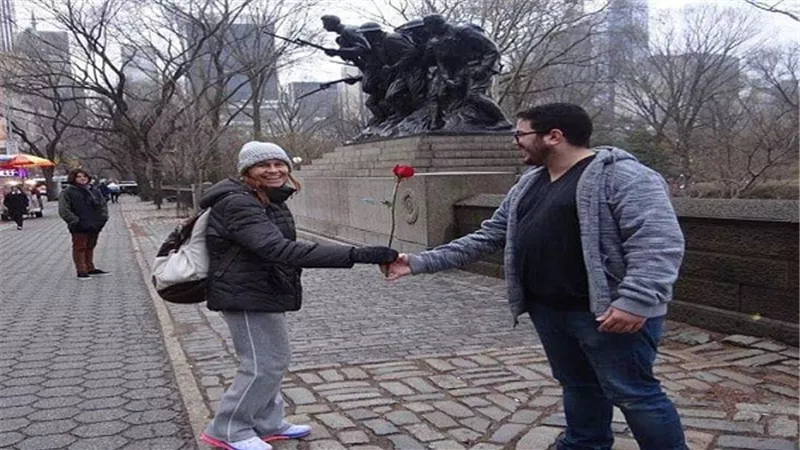 بالصور.. الشباب المسلمون يوزعون الورود على مواطني نيويورك 
