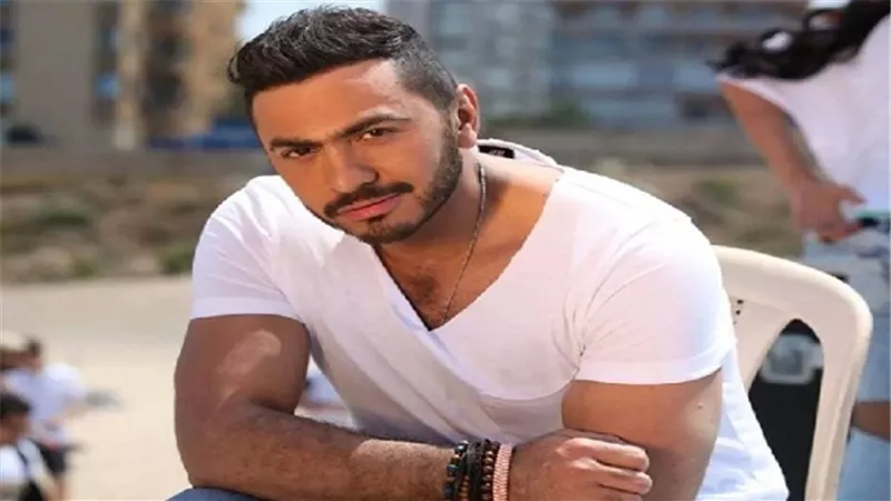 تامر حسني يحتفل مع جمهوره بنجاح 