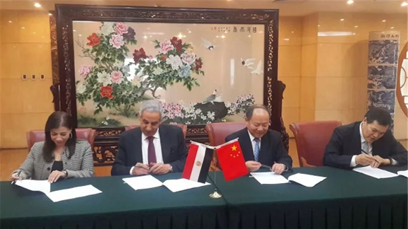  خلال زيارتهما لبكين.. وزيرا التجارة والاستثمار يبحثان مع كبرى الشركات الصينية زيادة أنشطتهم في مصر.. قابيل: تعاون بين البلدين لإنشاء مدينة صناعية