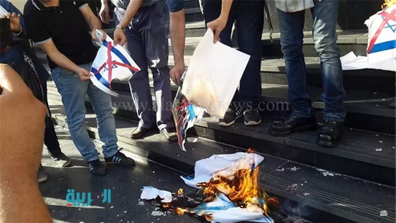 بالصور.. حرق العلم الإسرائيلي على سلالم الصحفيين