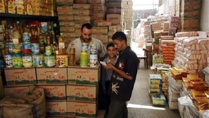 بدالو التموين: التجار ليسوا مسئولين عن تسليم البطاقات الذكية لأفراد