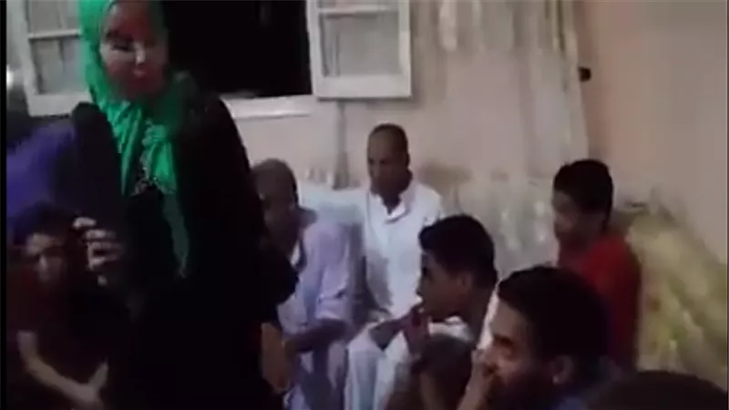 بالفيديو.. علقة ساخنة من فتاة لثلاث شباب شهروا بسمعتها في كفر الشيخ