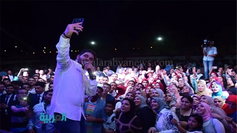 بالصور.. محمد رشاد يحيي حفل تخرج دفعة المعهد العالي للهندسة