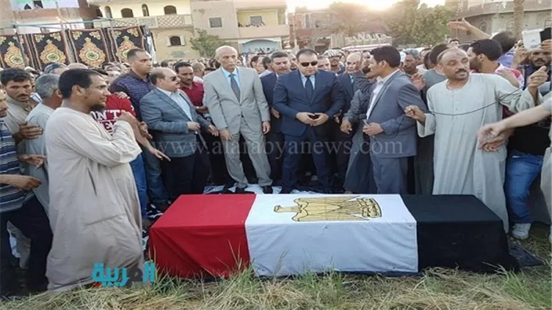 بالصور.. محافظ الفيوم يشيع جنازة رئيس مباحث طامية 