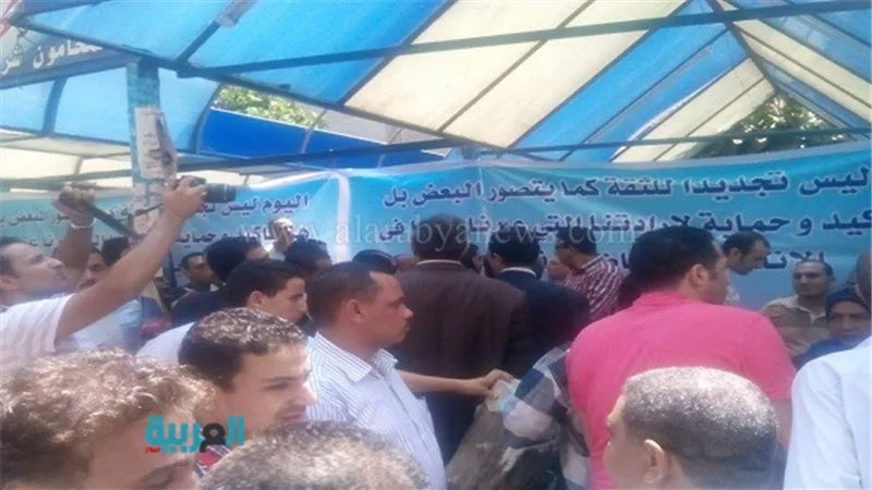 بالفيديو.. مشادات وضرب بين المحامين والصحفيين في 