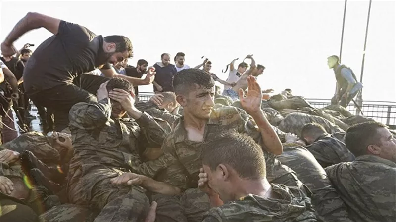 أعداد المعتقلين في محاولة الانقلاب التركي تجاوز 2400 شخص