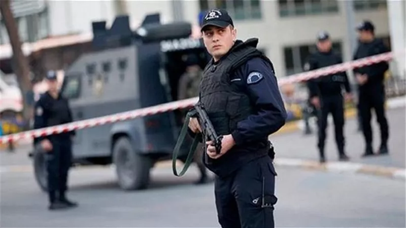 قوات الأمن تحتجز 11 شخصًا من بينهم قائد قوات الدرك التركية
