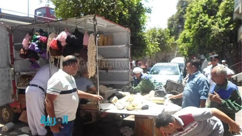 بالصور.. إزالة إشغالات الباعة الجائلين بشوارع الموسكي