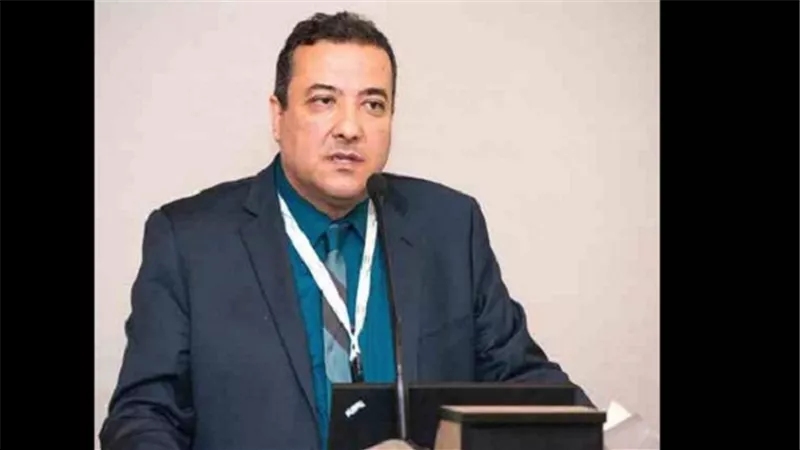 أستاذ كبد يعد دراسة لتناول عقار 