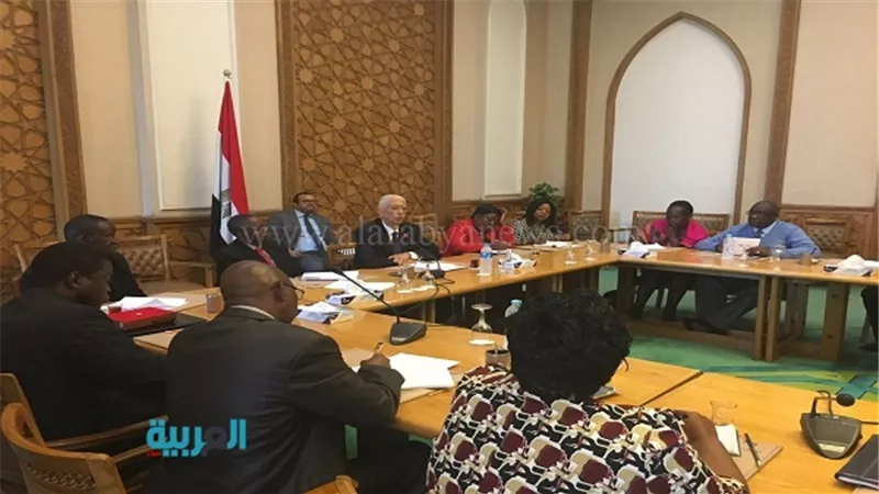 بالصور.. نائب وزير الخارجية يستقبل وفد كلية الدفاع في زيمبابوي