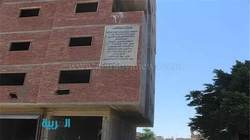 بالصور.. بدء أعمال إزالة العقار المخالف بمنطقة الفرز في السويس