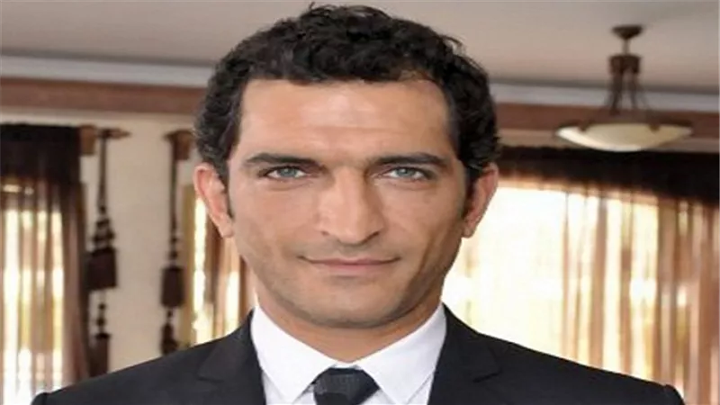 عمرو واكد يحمل 