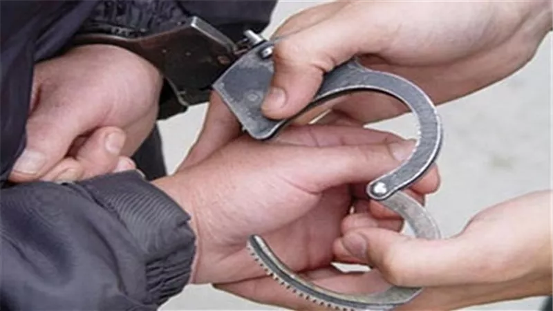ضبط 3 أشخاص بحوزتهم 8 قطع أسلحة نارية بالعامرية