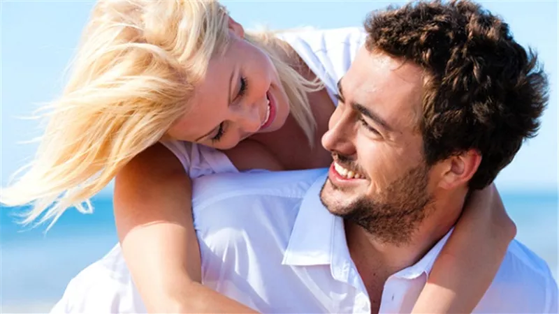 الكذب الجميل الذي تعشقه المرأة من الرجل