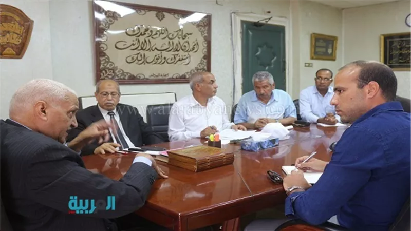 محافظ السويس يبحث سبل الاستفادة من تدوير القمامة