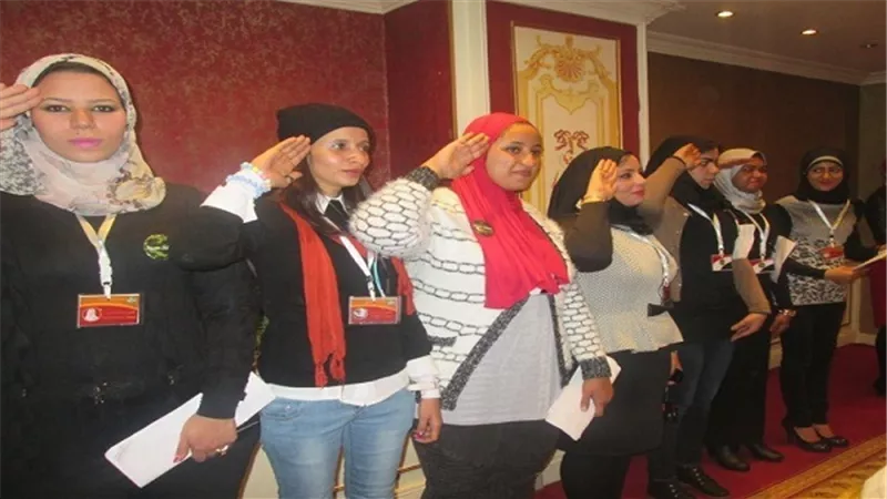 حملات تطالب بإلحاق الفتيات في صفوف القوات المسلحة.. وخبراء: مشاركتها في الجيش يجعلها أكثر اتزانًا.. وأستاذ علم اجتماع يتسائل: 