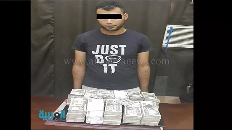 ضبط مندوب مبيعات يتاجر بالعملة في المنيا