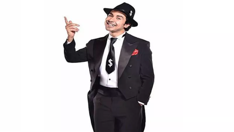 محمد أنور يحتفل بالمليون متابع على 