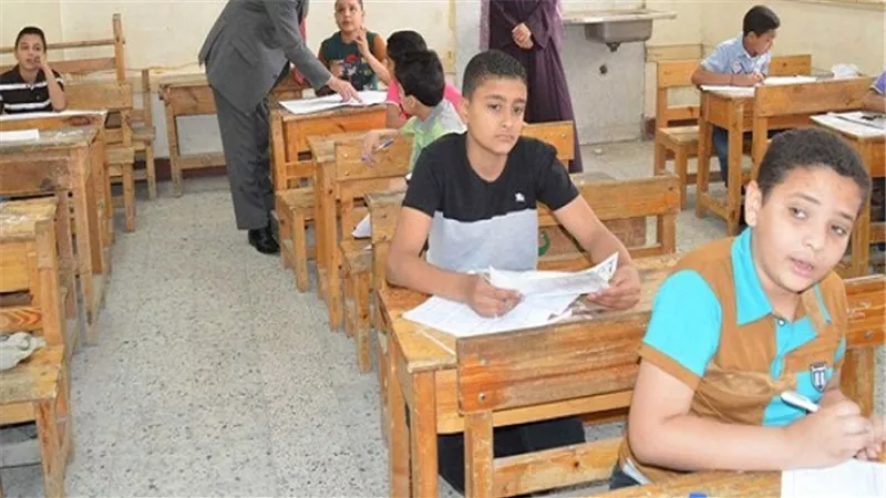 6000 طالب يؤدون امتحانات الدور الثاني للابتدائية والإعدادية بالسويس 