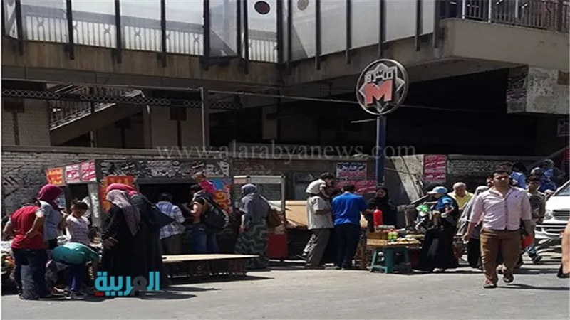 بالصور.. الباعة الجائلون يسيطرون على محطات مترو الأنفاق.. الزحام والحركة سبب تمسك 