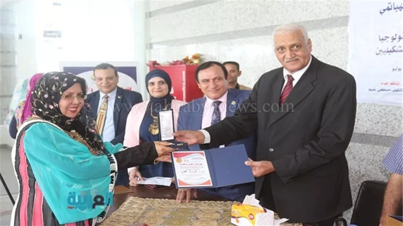 بالصور.. محافظ السويس يلتقي كبار الفنانين التشكيليين