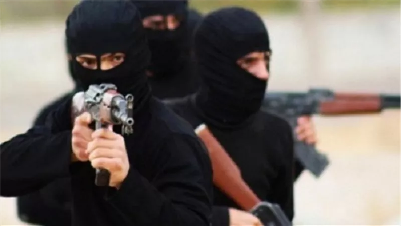 ملثمون يطلقون النار على مدير 
