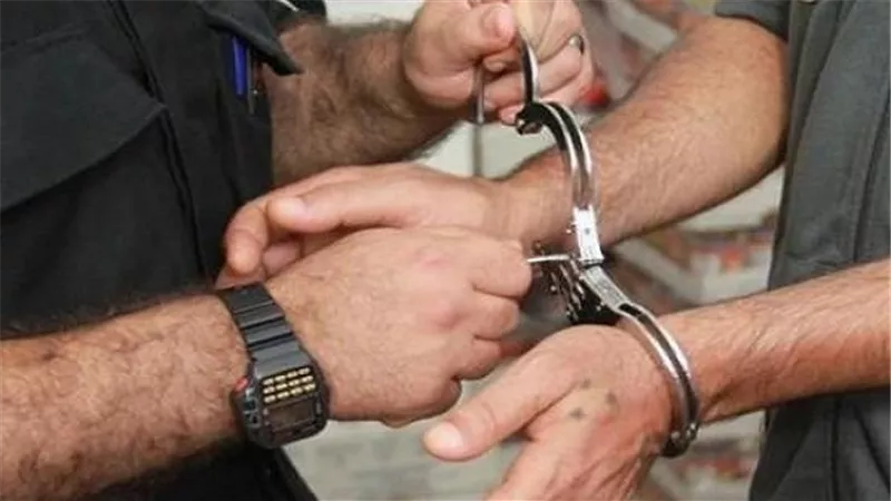 ضبط شخص أثناء تصويره سيارة 