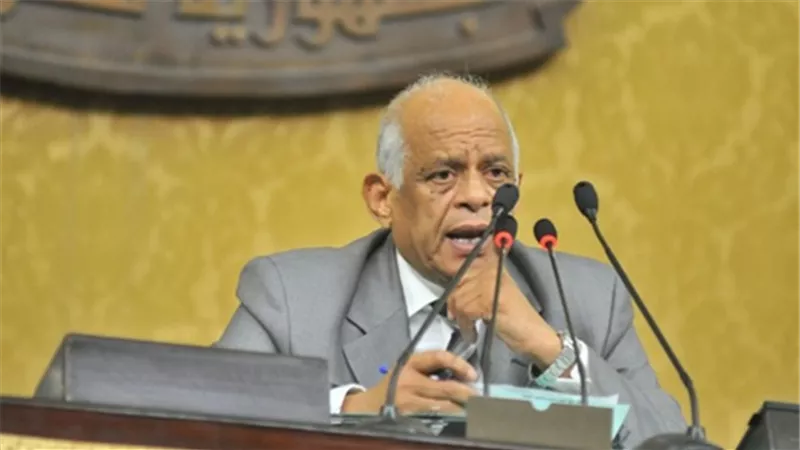 تغيب النواب يثير غضب عبدالعال.. رئيس البرلمان يهدد بإحالتهم للجنة القيم.. والقانونيون: اللائحة تنص على معاقبة المتغيب