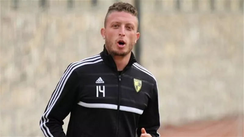 إسلام عادل يوقع لـ