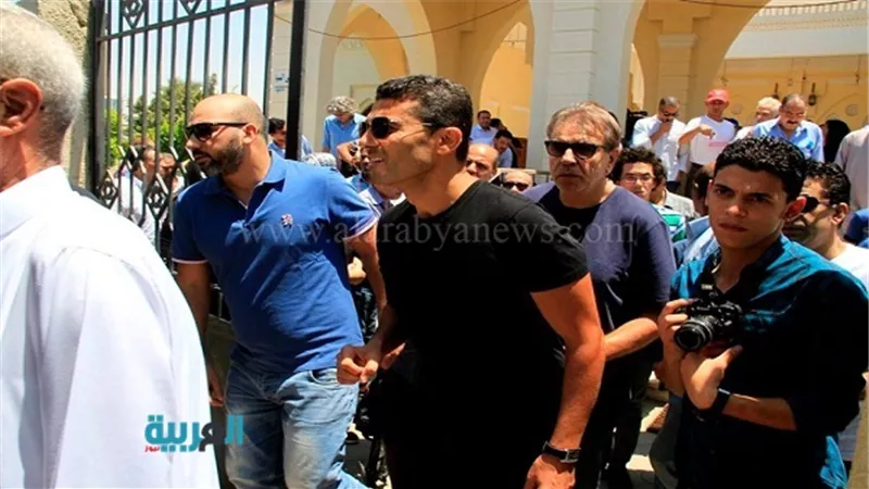 ننشر صورًا جديدة من جنازة المخرج محمد خان