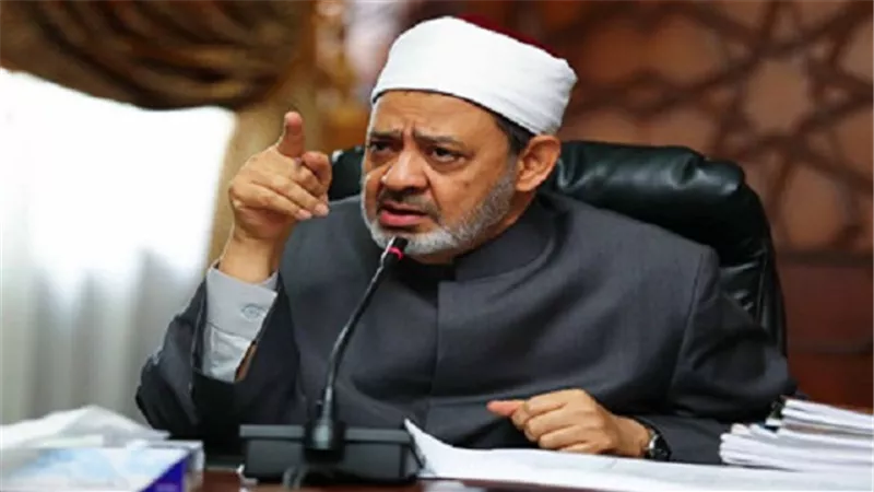 شيخ الأزهر يدين حادث ذبح قس بفرنسا