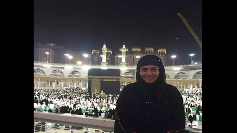 نشوى مصطفى تواصل أداء مناسك العمرة 