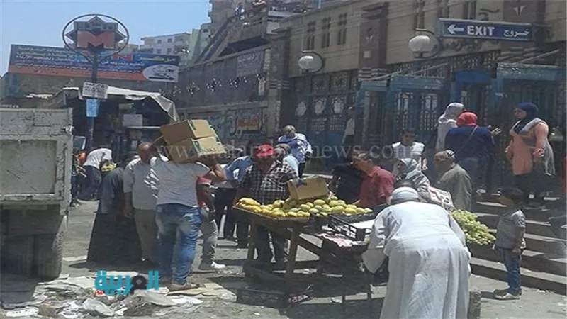 بالصور.. رفع الإشغالات من أمام محطة مترو عزبة النخل