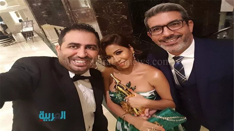 بالصور.. شيرين عبدالوهاب تطل بملابس غريبة في مهرجان 