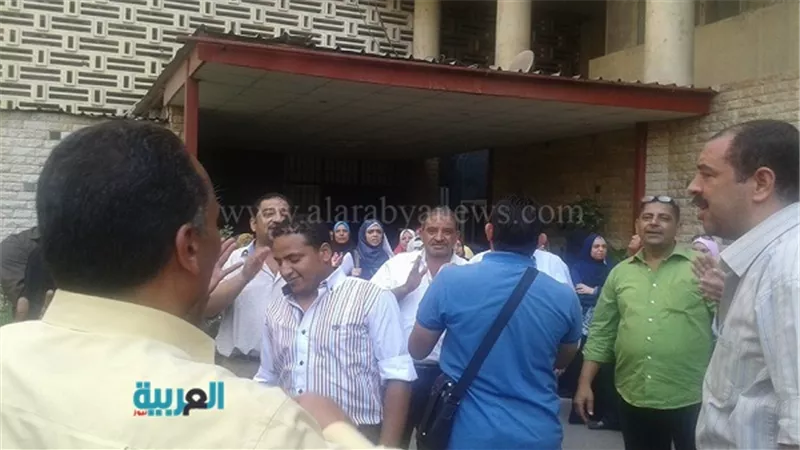  موظفو 