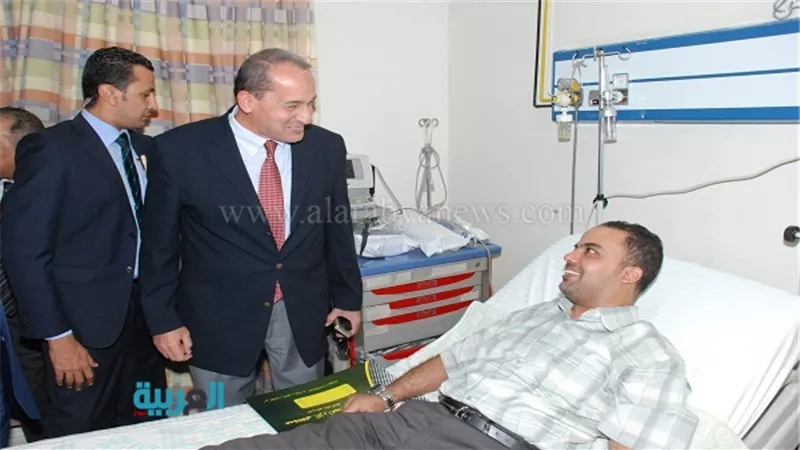 وزير الزراعة يزور مصابي الهجوم الإرهابي بمحور 26 يوليو