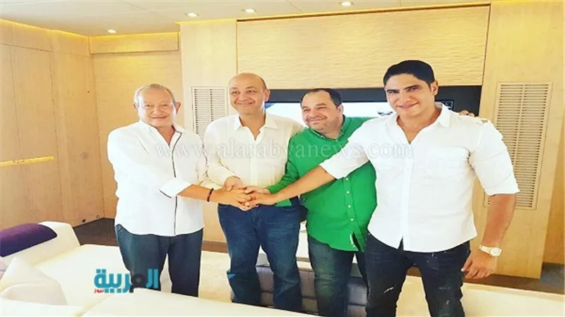 بالصور.. عمرو أديب يوقع عقود انضمامه لقنوات 