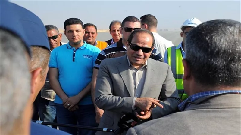 السيسي يتفقد موقع الأنفاق بمنطقة قناة السويس 