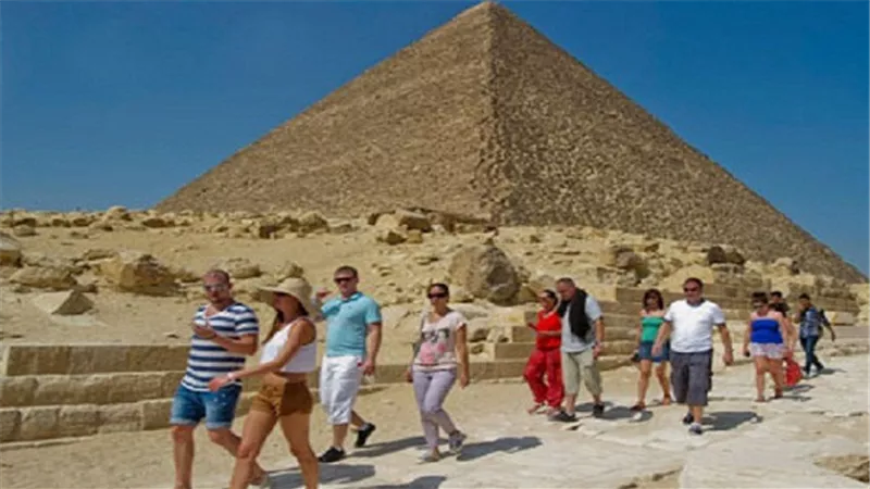 خبير: السياحة الداخلية لم تضر مصر.. ومورد أساسي للفنادق 