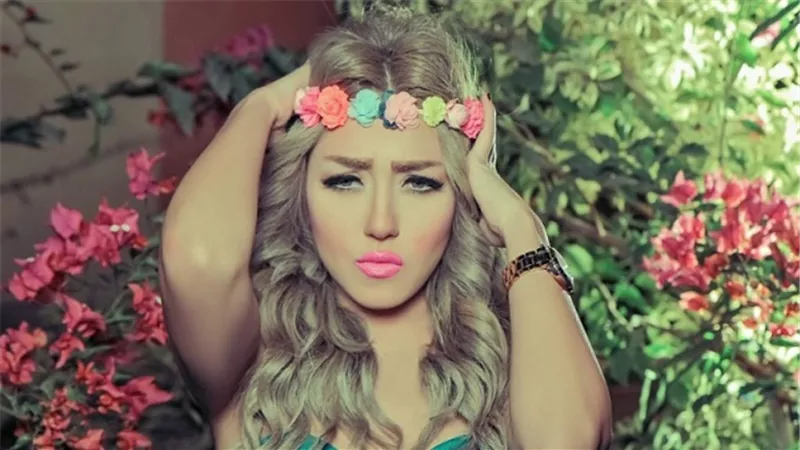 سارة سلامة تحتل قائمة المشاغبين في السينما بإطلالتها المثيرة للجدل.. 