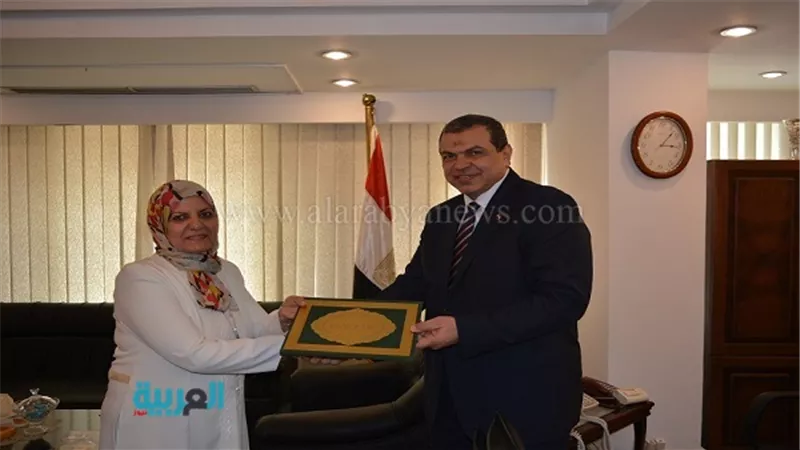 وزير القوى العاملة يكرم مدير 