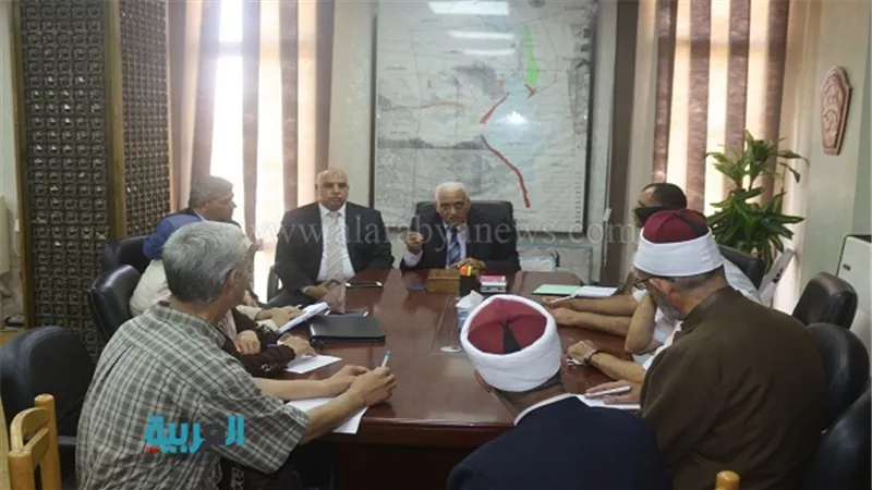 بالصور.. محافظ السويس يناقش عددًا من الموضوعات المتعلقة بالأمن 